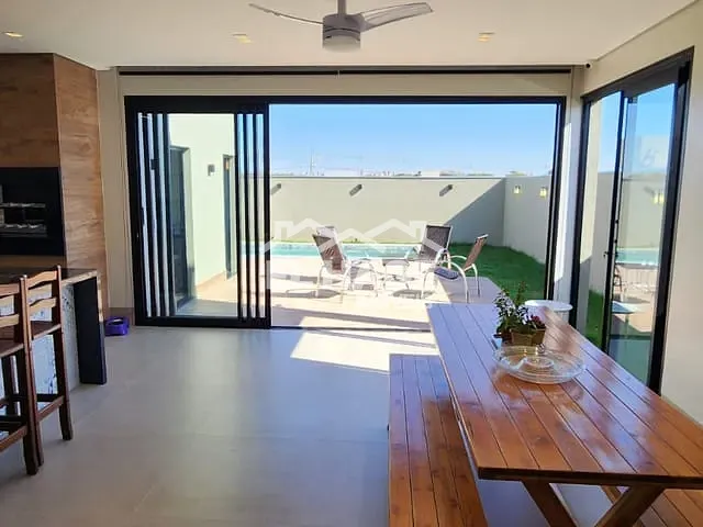 Casa com 321m² 4 quartos e 5 banheiros, à venda, no bairro Parque Universitário em Cuiabá