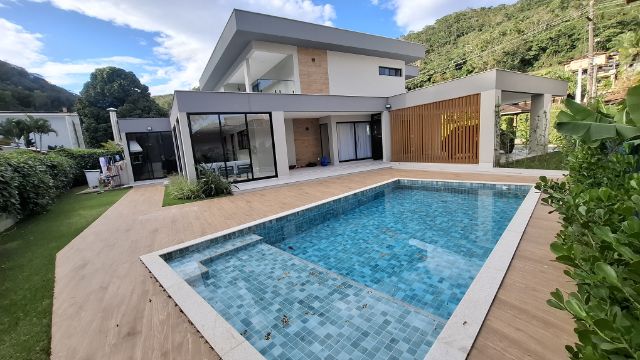 Casa com 352m² 4 quartos e 6 banheiros, à venda, no bairro Piratininga em Niterói