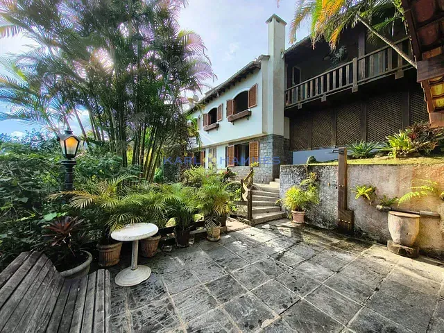 Casa com 532m² 5 quartos e 4 banheiros, à venda, no bairro São Sebastião em Petrópolis