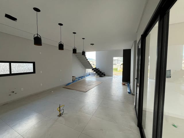 Casa 3 quartos e 3 banheiros, à venda, no bairro São João do Rio Vermelho em Florianópolis