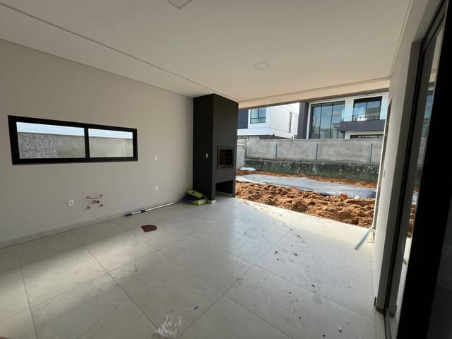 Casa 3 quartos e 3 banheiros, à venda, no bairro São João do Rio Vermelho em Florianópolis