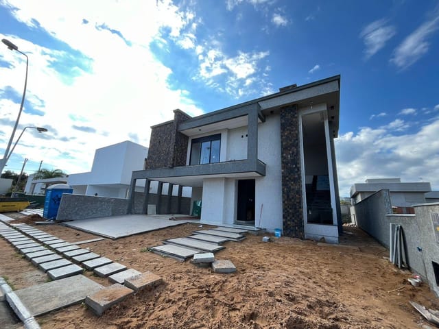 Casa 3 quartos e 3 banheiros, à venda, no bairro São João do Rio Vermelho em Florianópolis