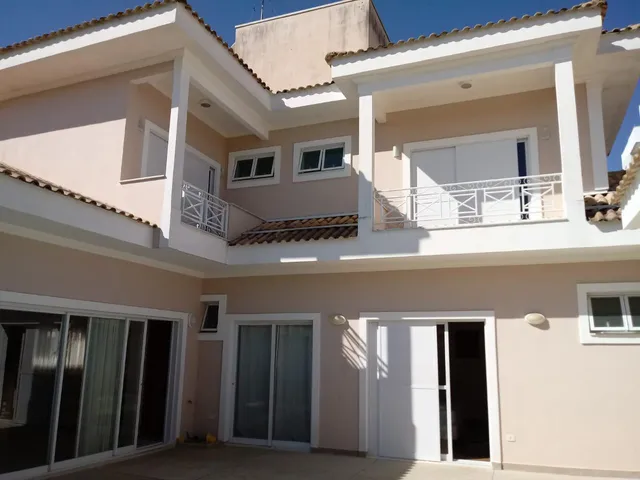 Casa 3 quartos e 5 banheiros, à venda, no bairro Piracangaguá em Taubaté