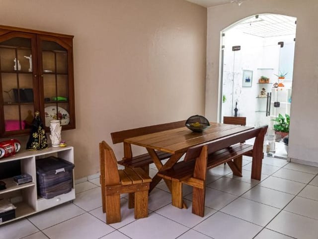 Casa com 350m² 6 quartos e 4 banheiros, à venda, no bairro Areal em Pelotas