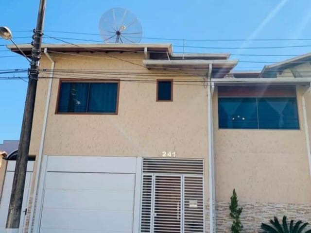 Casa com 175m², à venda, no bairro Cambuí em Cambuí