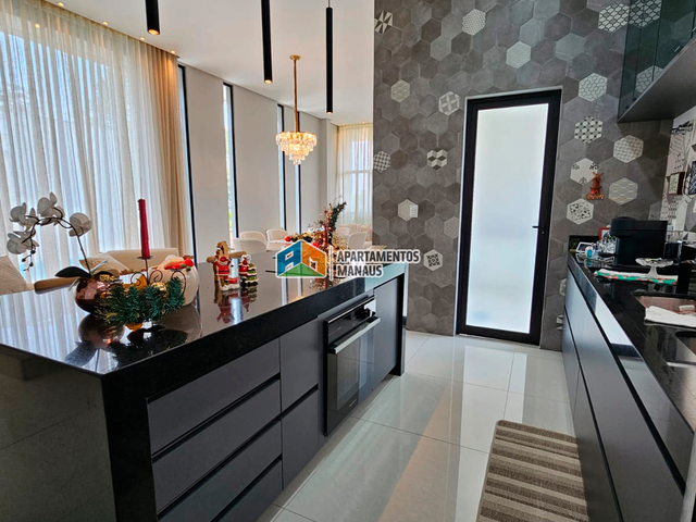 Casa com 716m² 4 quartos e 5 banheiros, à venda, no bairro Ponta Negra em Manaus