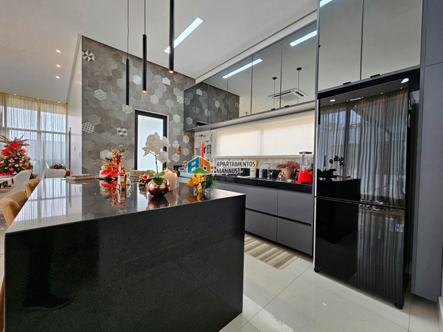 Casa com 716m² 4 quartos e 5 banheiros, à venda, no bairro Ponta Negra em Manaus