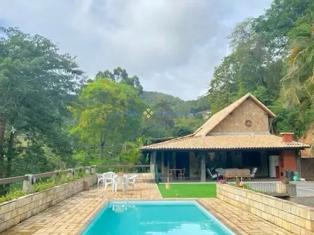 Casa 5 quartos e 3 banheiros, à venda, no bairro Nogueira em Petrópolis