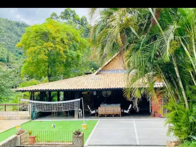Casa 5 quartos e 3 banheiros, à venda, no bairro Nogueira em Petrópolis