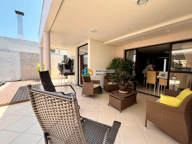 Casa 3 quartos e 4 banheiros, à venda, no bairro Parque 10 de Novembro em Manaus