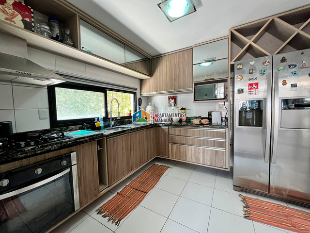 Casa 3 quartos e 4 banheiros, à venda, no bairro Parque 10 de Novembro em Manaus