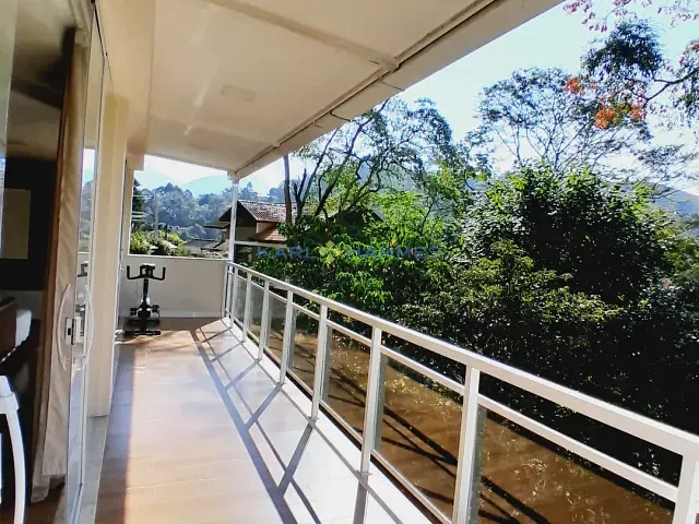 Casa 4 quartos e 6 banheiros, à venda, no bairro Corrêas em Petrópolis