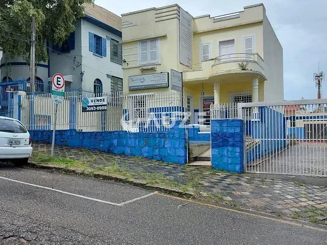 Casa com 311m² 6 quartos e 3 banheiros, à venda, no bairro Centro em Curitiba