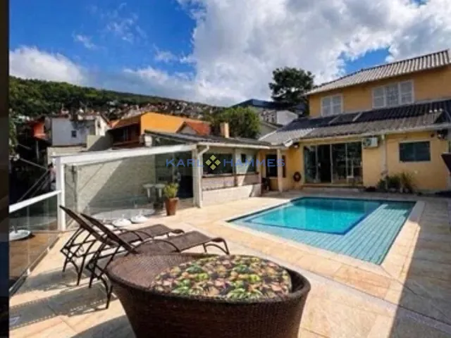Casa com 37974m² 4 quartos e 3 banheiros, à venda, no bairro Cascatinha em Petrópolis