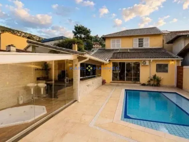 Casa com 37974m² 4 quartos e 3 banheiros, à venda, no bairro Cascatinha em Petrópolis