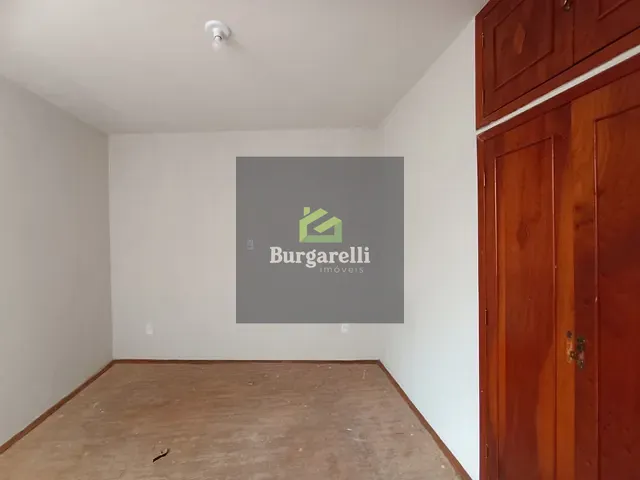 Casa 4 quartos e 2 banheiros, para alugar, no bairro Centro em Lavras