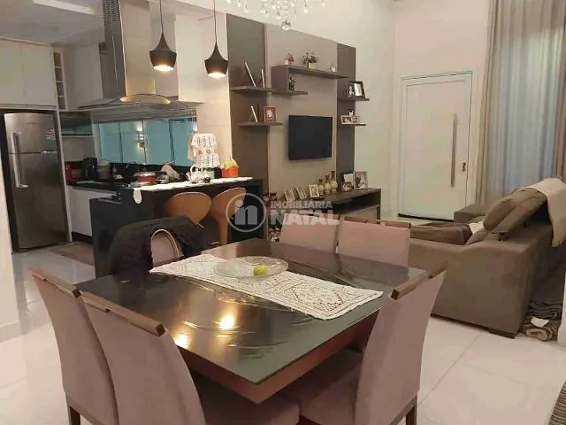 Casa com 250m² 3 quartos e 2 banheiros, para alugar, no bairro Conjunto Habitacional Alexandre Urbanas em Londrina