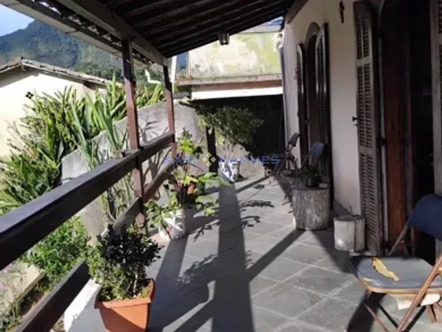 Casa 2 quartos e 2 banheiros, à venda, no bairro Chácara Flora em Petrópolis