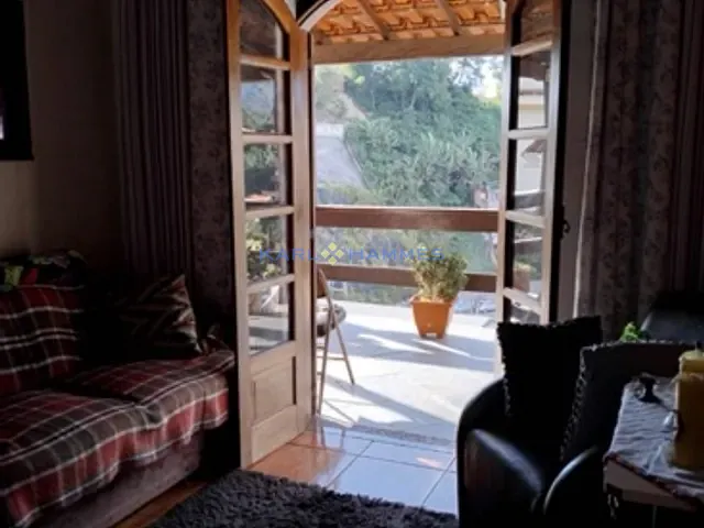 Casa 2 quartos e 2 banheiros, à venda, no bairro Chácara Flora em Petrópolis