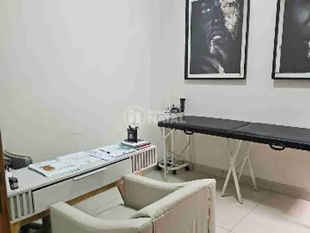 Casa com 300m² 4 quartos e 6 banheiros, à venda, no bairro Champagnat em Londrina