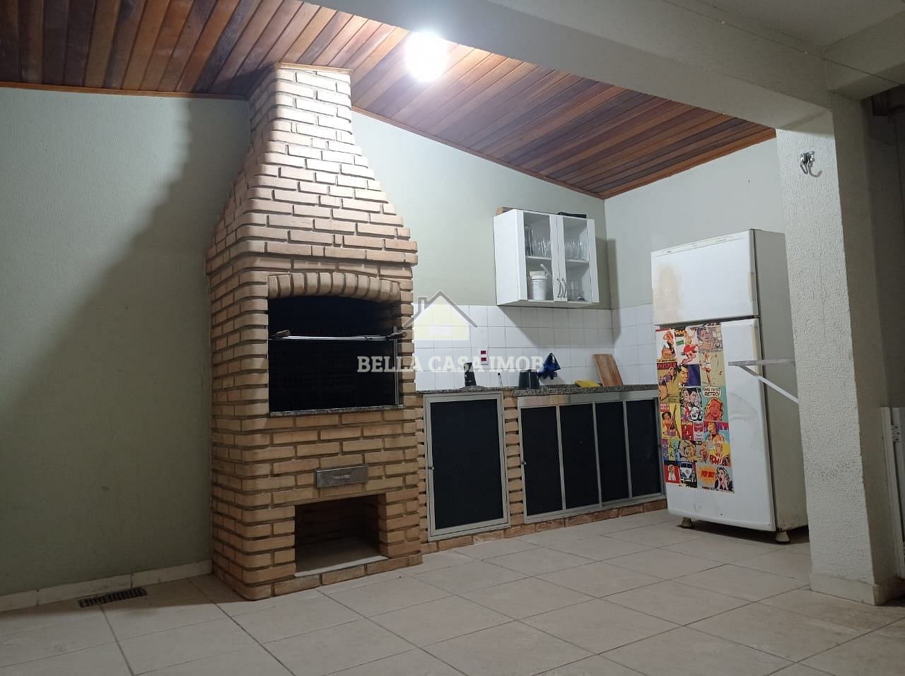 Casa à venda com 2 quartos, 100m² - Foto 1