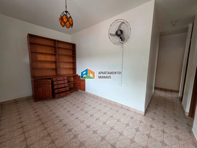 Casa com 300m² 3 quartos e 2 banheiros, à venda, no bairro Ponta Negra em Manaus