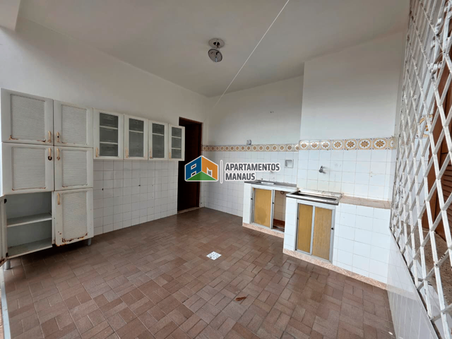 Casa com 300m² 3 quartos e 2 banheiros, à venda, no bairro Ponta Negra em Manaus