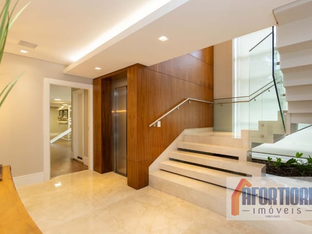 Casa com 1756m² 4 quartos e 5 banheiros, à venda, no bairro Campo Comprido em Curitiba