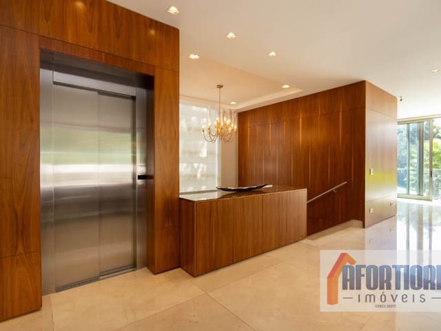 Casa com 1756m² 4 quartos e 5 banheiros, à venda, no bairro Campo Comprido em Curitiba