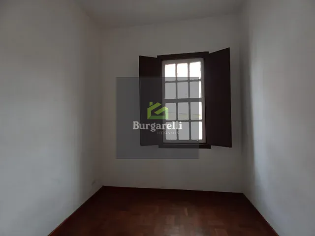 Casa 4 quartos e 2 banheiros, para alugar, no bairro Centro em Lavras