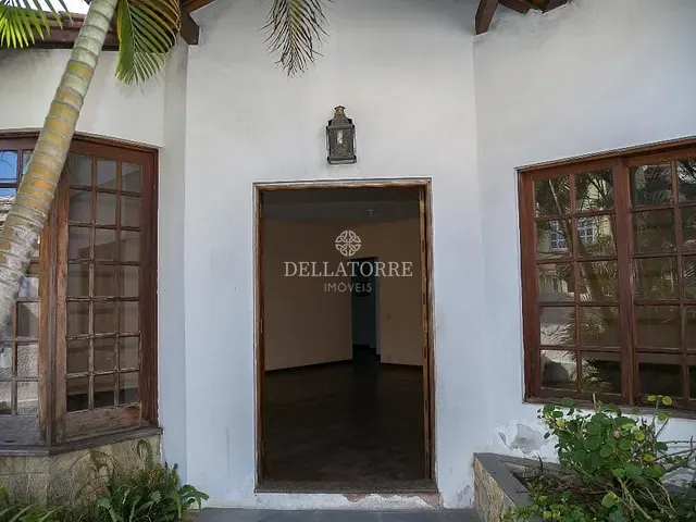 Casa com 296m² 5 quartos e 6 banheiros, à venda ou para alugar, no bairro Várzea em Teresópolis