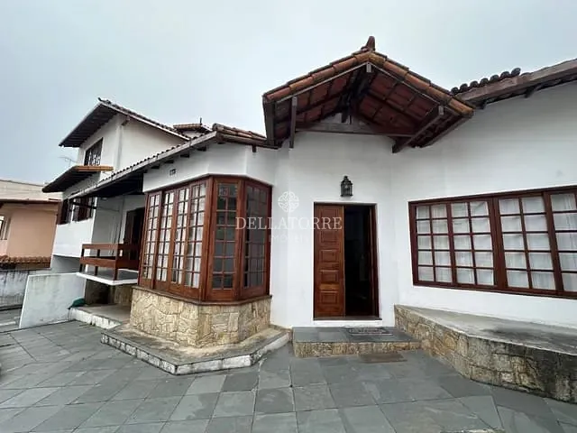 Casa com 296m² 5 quartos e 6 banheiros, à venda ou para alugar, no bairro Várzea em Teresópolis