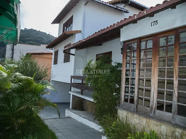 Casa com 296m² 5 quartos e 6 banheiros, à venda ou para alugar, no bairro Várzea em Teresópolis