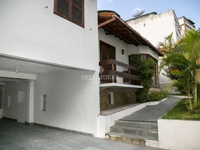Casa com 296m² 5 quartos e 6 banheiros, à venda ou para alugar, no bairro Várzea em Teresópolis