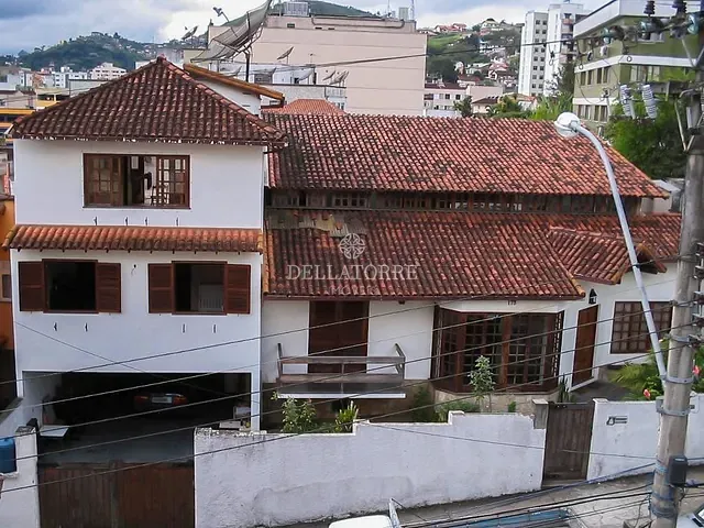 Casa com 296m² 5 quartos e 6 banheiros, à venda ou para alugar, no bairro Várzea em Teresópolis