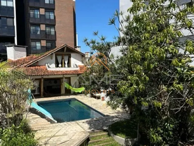 Casa com 400m² 4 quartos e 5 banheiros, à venda, no bairro Centro em Pelotas
