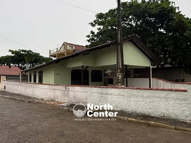 Casa com 128m² 2 quartos e 1 banheiro, para alugar, no bairro Centro em Balneário Barra do Sul