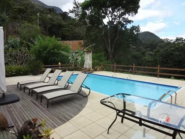 Casa com 2100m² 3 quartos e 1 banheiro, à venda, no bairro Araras em Petrópolis