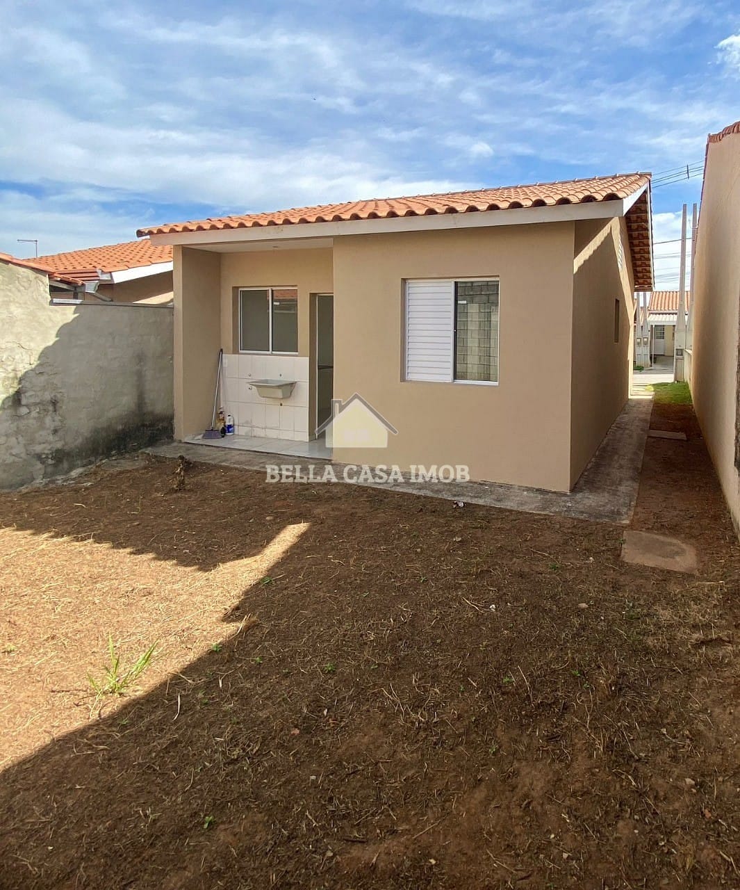 Casa à venda com 2 quartos, 50m² - Foto 1