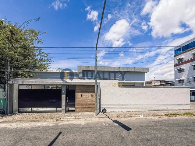 Casa com 360m² 4 quartos e 3 banheiros, à venda, no bairro Amadeu Furtado em Fortaleza