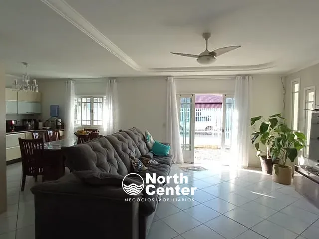 Casa 4 quartos e 2 banheiros, para alugar, no bairro Centro em Balneário Barra do Sul