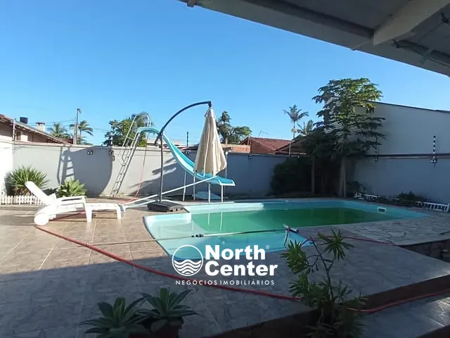 Casa 4 quartos e 2 banheiros, para alugar, no bairro Centro em Balneário Barra do Sul