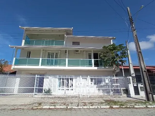 Casa 4 quartos e 2 banheiros, para alugar, no bairro Centro em Balneário Barra do Sul