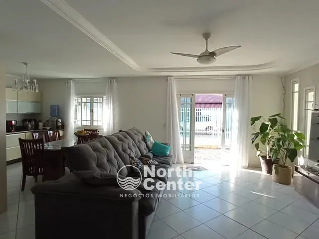 Casa 4 quartos e 2 banheiros, para alugar, no bairro Centro em Balneário Barra do Sul