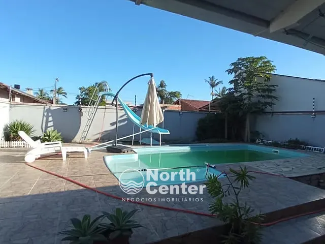 Casa 4 quartos e 2 banheiros, para alugar, no bairro Centro em Balneário Barra do Sul