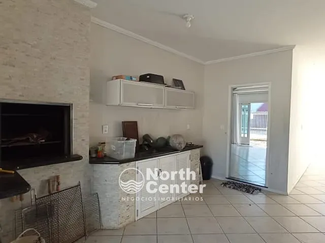 Casa 4 quartos e 2 banheiros, para alugar, no bairro Centro em Balneário Barra do Sul