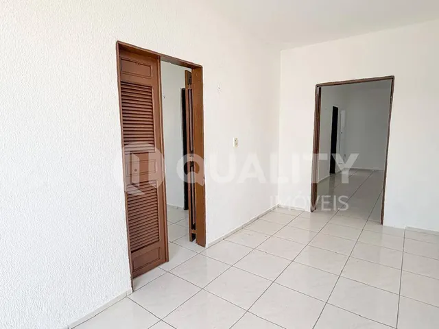 Casa 3 quartos e 2 banheiros, para alugar, no bairro Monte Castelo em Fortaleza