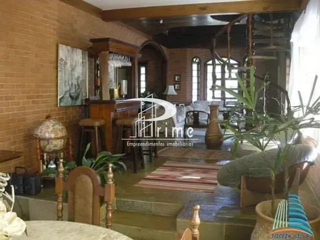 Casa com 700m² 5 quartos e 5 banheiros, à venda, no bairro Camboinhas em Niterói