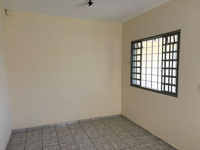 Casa 3 quartos e 1 banheiro, para alugar, no bairro Conjunto Habitacional Marumbi em Londrina