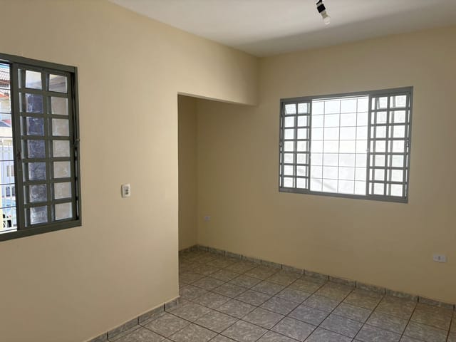 Casa 3 quartos e 1 banheiro, para alugar, no bairro Conjunto Habitacional Marumbi em Londrina